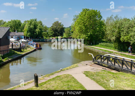 Canal narrowboats günstig am unteren Becken an Foxton Locks, zusammen mit Menschen genießen die Sonne kann außerhalb der Foxton Locks Canal Side Inn. Stockfoto