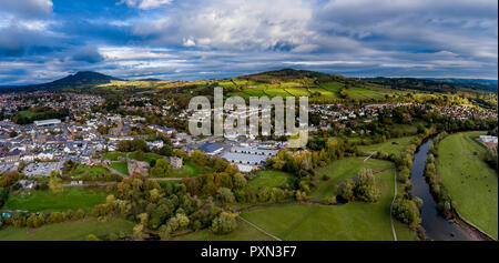 Luftaufnahme der walisischen Stadt Abergavenny in der Nähe von Brecon Beacons Wales Stockfoto