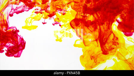 Gelbe Tinte mischen mit roter Tinte eine Infusion von Orange zu verursachen. Phantastischen Hintergrund Textur Stockfoto