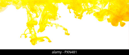 Leuchtend gelbe Tinte in Wasser auf weißem Hintergrund. Große Textur Stockfoto