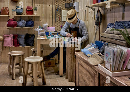 Leder shop Interieur aus Holz mit Krämer bei der Arbeit Stockfoto