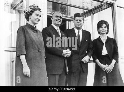 Präsident John F. Kennedy und der First Lady Jacqueline Kennedy mit Premierminister von Griechenland Konstantin Karamanlis und Amalia Karamanlis, Eingang des White House, Washington, D.C. Stockfoto