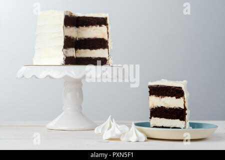 Baisers und Kuchen auf Untertasse Stockfoto