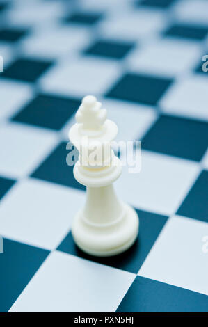 Weiß chess King Stück auf dem Schachbrett Stockfoto