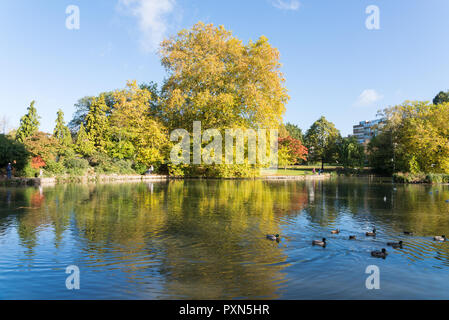 Der See bei Pittville Park in Cheltenham in herbstlichen Farben an einem sonnigen Tag Stockfoto