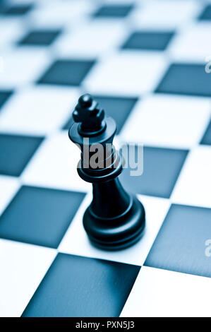 Schwarz chess KIng Stück auf dem Schachbrett Stockfoto