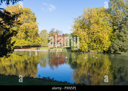 Der See bei Pittville Park in Cheltenham in herbstlichen Farben an einem sonnigen Tag Stockfoto