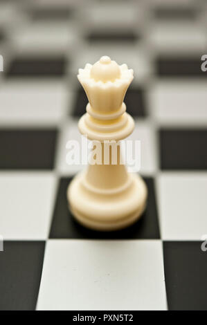 Weiß chess Queen Stück auf dem Schachbrett Stockfoto