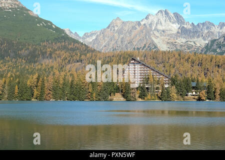 See Strbske Pleso und Berglandschaft im Herbst in der Hohen Tatra, Slowakei. Stockfoto