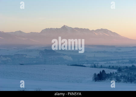 Malerischer Blick auf schneebedeckte Felder und Sonnenaufgang in der Hohen Tatra, Slowakei. Stockfoto