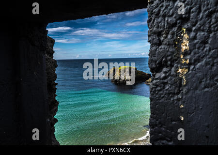 BALLYCASTLE GROSSBRITANNIEN - Juli 12, 2016 - Carrick-a-Rede, Fenster an der Nordsee in der Nähe der Carrick-a-Rede Rope Bridge, die zunächst von Lachs Fischer errichtet wurde. Stockfoto