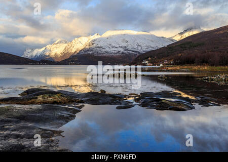 Kaldfjord, Herbst in den Winter malerische Landschaft Bilder auf Kvaloya Insel Troms Gemeinde getroffen, in der Nähe von Tromsø Norwegen Stockfoto