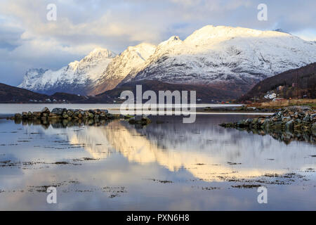 Kaldfjord, Herbst in den Winter malerische Landschaft Bilder auf Kvaloya Insel Troms Gemeinde getroffen, in der Nähe von Tromsø Norwegen Stockfoto
