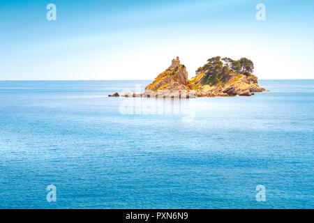 Petrovac, Inseln Katic und Sveta Nedjelja in Adria, Montenegro. Stockfoto