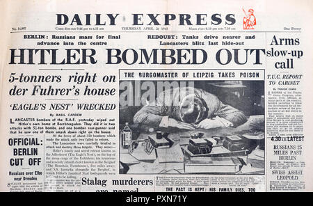 "Hitler bombardiert, ' ' Eagles Nest zerstört' Vorderseite Schlagzeile der Tageszeitung Express am 26. April 1945 Historisches Archiv London UK Stockfoto