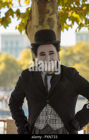 Lebende statue Interpret unterhaltsam Touristen in Orten wie hier am Südufer der Themse, London, UK, in der Nähe des Coca-Cola London Eye. Stockfoto