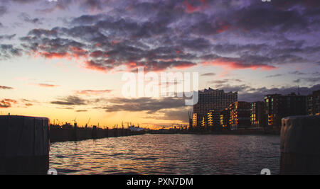 Hafenstadt Hamburg und die Elbphilharmonie Stockfoto