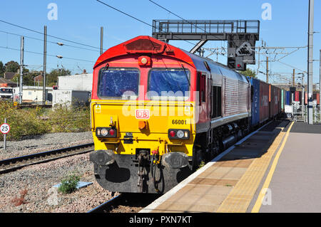 Deutsche Bahn Klasse 66 Nr. 66001 Köpfe eine southbound Fracht in Peterborough, Cambridgeshire, England, Großbritannien Stockfoto