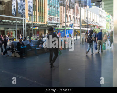 Einen Moment in der Zeit, in eine Stadt erobert als Reflexionen von mehreren Menschen über ihr Leben in einer verzerrten Sicht in einem Schaufenster gesehen werden Stockfoto