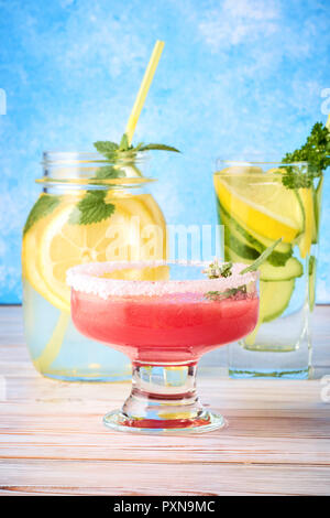 Drei populäre Diät Entgiftung Getränke für die Reinigung Antioxidans Smoothie aus roten Wassermelone, Gurken Wasser und Limonade mit Minze Hausgemachte F Stockfoto
