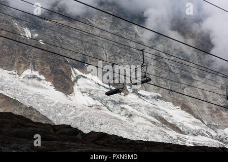 Sessellift in den europäischen Alpen. Stockfoto