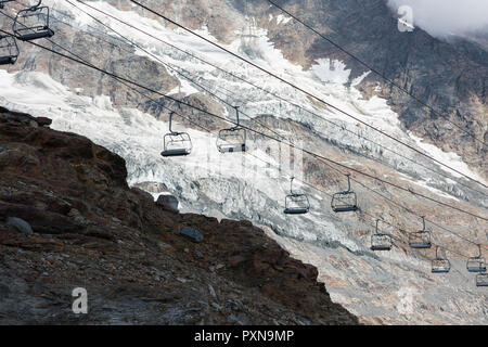 Sessellift in den europäischen Alpen. Stockfoto