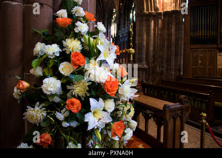 Blumenstrauß vor dem chorgestühl in der St. Mary's Church, Crewe, Cheshire, Großbritannien Stockfoto