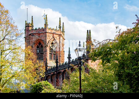 Fassade der St. Mary's Kirche in Crewe, Cheshire, UK mit alten Strassenlaterne und Bäume, deren Blätter im Herbst Stockfoto