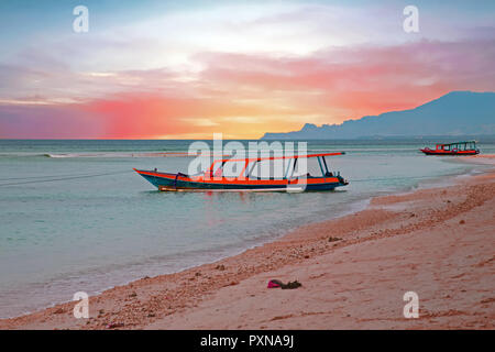 Traditionelle Boot auf Gili Meno Strand in Indonesien, Asien bei Sonnenuntergang Stockfoto