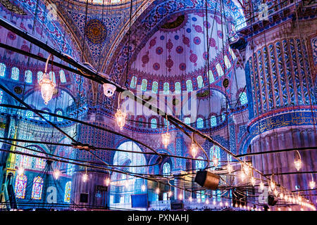 Innenraum der Sultanahmet Moschee in Istanbul, Türkei Stockfoto