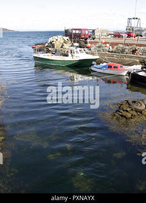 Eine kleine Bucht von Wasser erlaubt einige Boote bis zu einem Pier auf der Insel Arran, in Schottland zu binden. Stockfoto