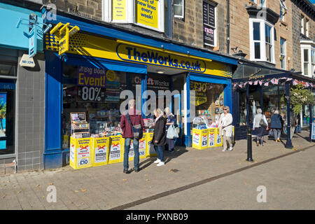 The Works Discount Book Store Shop Shops Stores Outside High Street Harrogate North Yorkshire England Großbritannien Großbritannien Großbritannien Großbritannien Großbritannien Großbritannien Großbritannien Großbritannien Großbritannien Großbritannien Großbritannien Großbritannien Großbritannien Großbritannien Großbritannien Großbritannien Großbritannien Großbritannien und Nordirland Stockfoto