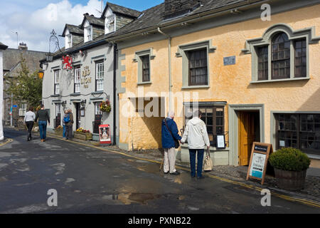 The Red Lion Inn Public House Pub und Beatrix Potter Gallery Hawkshead Cumbria England Großbritannien Großbritannien Großbritannien Großbritannien Stockfoto