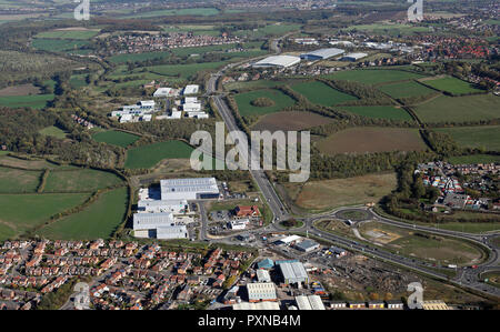 Luftbild von der Kreuzung 36 der Autobahn M1 Richtung Osten entlang eines 6195 zu verschiedenen Dearne Tal Gewerbegebiete, Barnsley, Sth Yorkshire Stockfoto