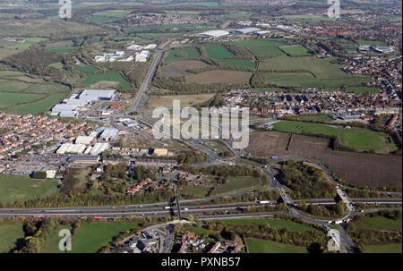 Luftbild von der Kreuzung 36 der Autobahn M1 Richtung Osten entlang eines 6195 zu verschiedenen Dearne Tal Gewerbegebiete, Barnsley, Sth Yorkshire Stockfoto