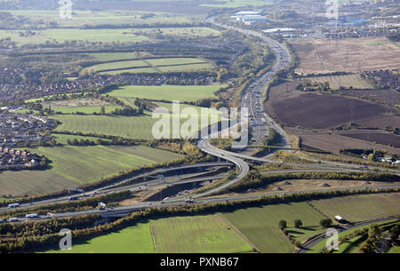 Luftaufnahme von der Anschlussstelle 32 der Autobahn M62, wo es mit der A1 (M) bei Ferrybridge, West Yorkshire Stockfoto