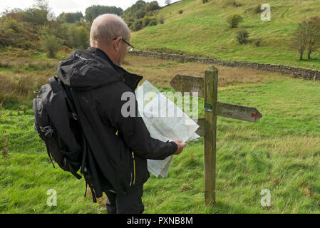 Walker Mann Person, die auf einer Karte auf dem Dales Way Fußweg Spaziergang im Spätsommer in der Nähe von Windermere Cumbria England Großbritannien Großbritannien Stockfoto