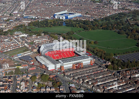 Luftaufnahme des FC Liverpool Anfield Stadion mit FC Everton Goodison Park Stadion im Hintergrund über den Stanley Park