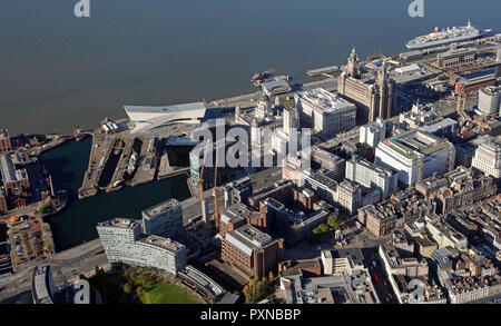 Luftaufnahme von Liverpool Waterfront mit dem Museum von Liverpool und Liver Building, Liverpool, Großbritannien Stockfoto