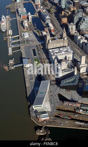 Luftaufnahme von Liverpool Waterfront mit dem Museum von Liverpool und Liver Building, Liverpool, Großbritannien Stockfoto