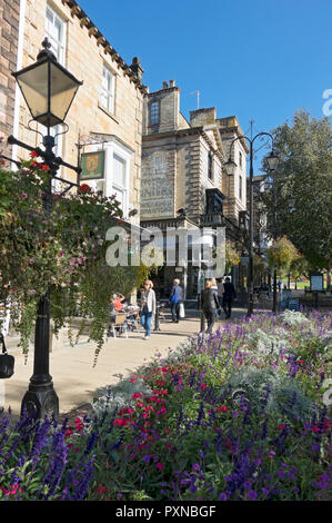Geschäfte Geschäfte Geschäfte im Montpellier Quarter im Spätsommer Harrogate North Yorkshire England Großbritannien GB Großbritannien Stockfoto