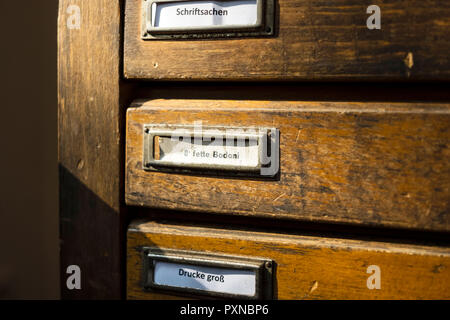 Schubladen des Kabinetts des Druckers Stockfoto