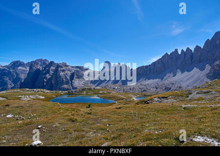 Die Bodenseen (L. de Piani - 2.335 m) der Bodenalpe (Alpe dei Piani), in der Nähe der Drei Zinnen (Tre Cime di Lavaredo), Sextner Dolomiten, Italien Stockfoto