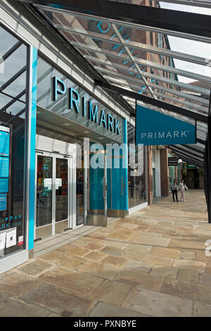 Primark Kleidung Mode Einzelhandel Kleidung und Accessoires Shop Shop Coppergate Shopping Center York North Yorkshire England Großbritannien Stockfoto