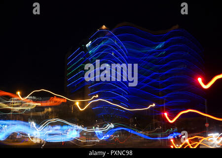 Istanbul, Türkei - 16. Mai 2018: Double Tree By Hilton Hotel in Istanbul, Kadiköy, Lange exposured in der Nacht. Es gibt schöne Rücklichter von Autos. Stockfoto