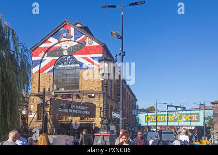 London, Bezirk Camden. Ein typisch belebte Szene am Camden Lock, von Camden High Street gesehen. Stockfoto