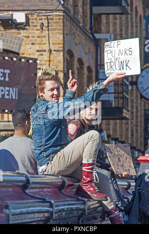 Ein paar latterday Punks am Camden Lock, in der Hoffnung, dass die Mittel für flüssige Erfrischung mit Hilfe eines Out-of-the-Bild' Boombox zu heben." Stockfoto