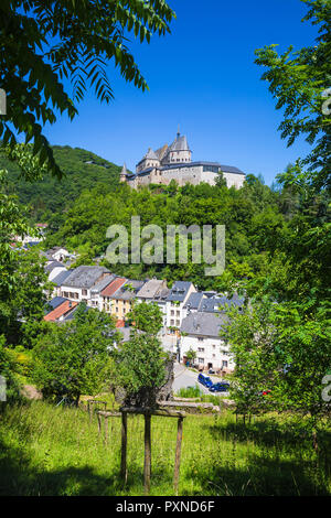 Luxemburg, Vianden, Blick auf Schloss Vianden über der Stadt Stockfoto