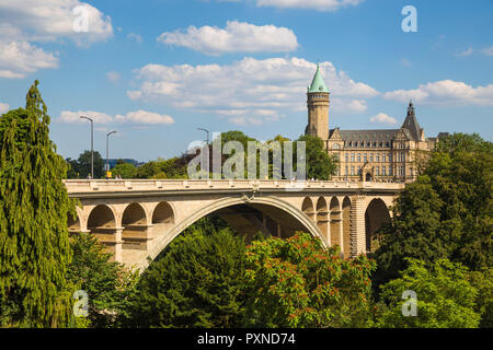 Luxemburg, Luxemburg Stadt, Adolphe Brücke, Petrusse Park und der Nationalen Sparkasse Stockfoto