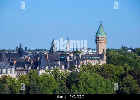 Luxemburg, Luxemburg Stadt, Blick über Petrusse Park in Richtung der Turm der Nationalen Sparkasse Stockfoto